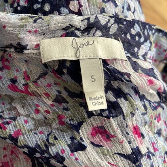 Joie navy floral 100% silk sheer button front pleated bodice/center back blouse - Picture 6 of 7